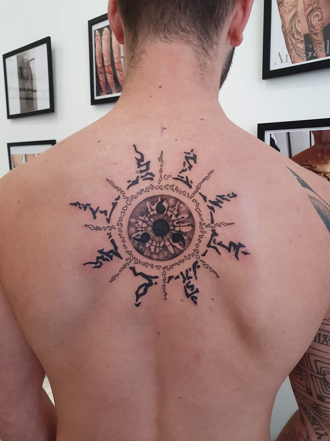 Oeil r&eacute;aliste mandala dos